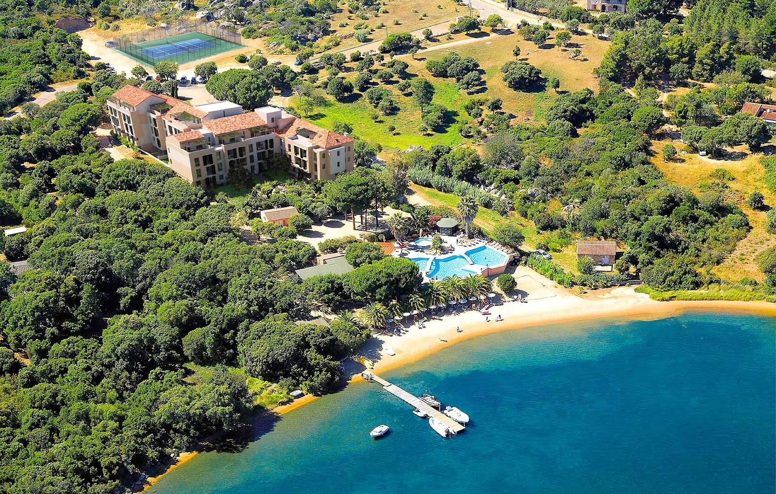 Résidence hôtelière proche de Figari, avec plage privée et vue imprenable sur la mer
