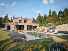 Acquérez cette villa d'architecte d'exception à La Cadière d'Azur, où luxe et modernité se rencontrent.